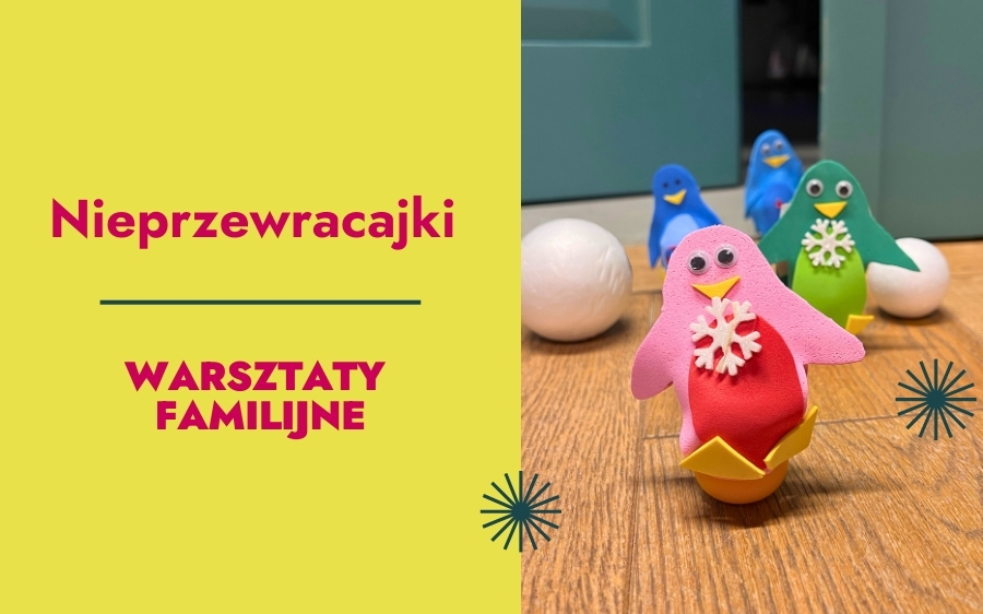 Kolorowe zabawki w kształcie pingwinów stoją pionowo na drewnianej podłodze. Na żółtym tle widnieje polski napis Nieprzewracajki i Warsztaty Familijne.