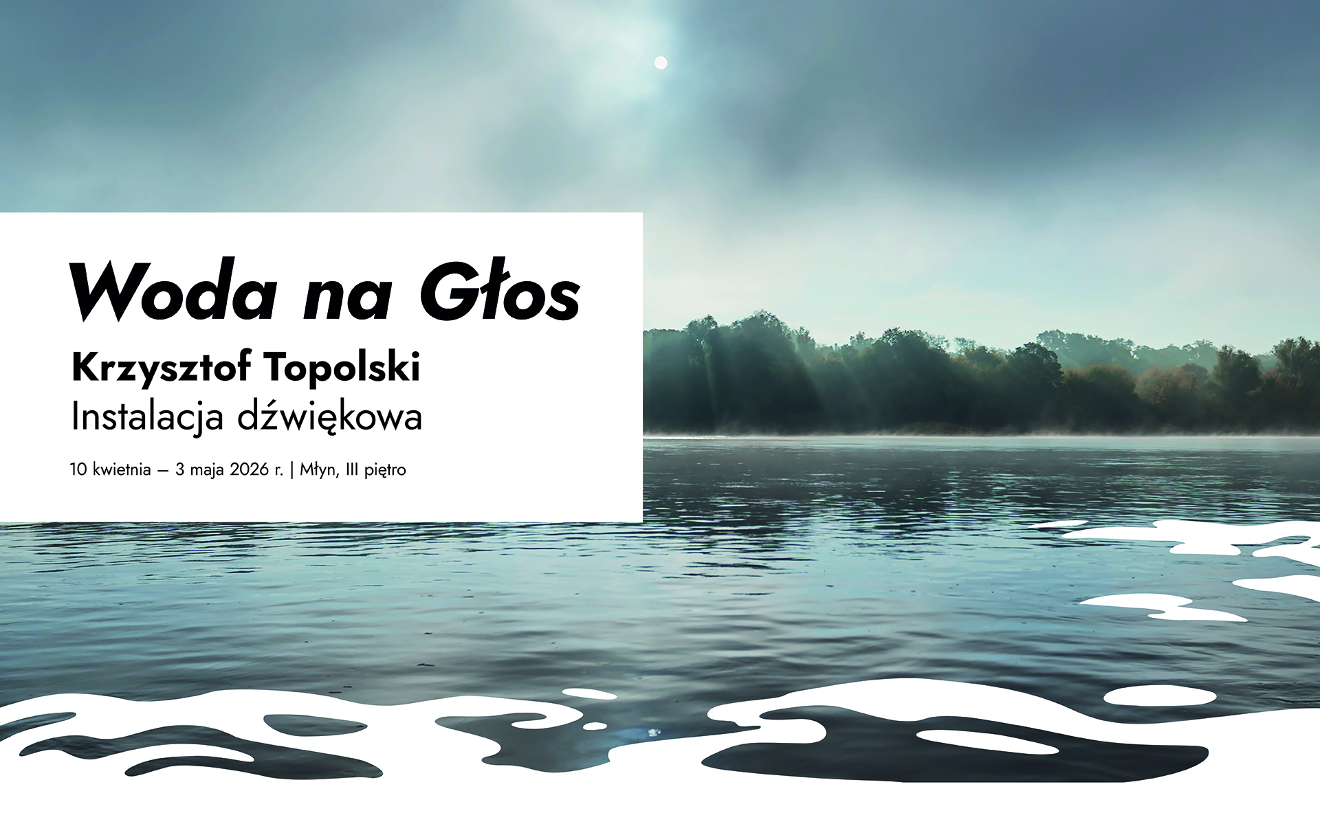 Spokojny zbiornik wodny odbijający światło słoneczne pod zachmurzonym niebem, otoczony ciemnymi drzewami. Nałożony tekst w języku polskim promuje instalację dźwiękową Krzysztofa Topolskiego, zatytułowaną Woda na Głos, wraz ze szczegółami wydarzenia.